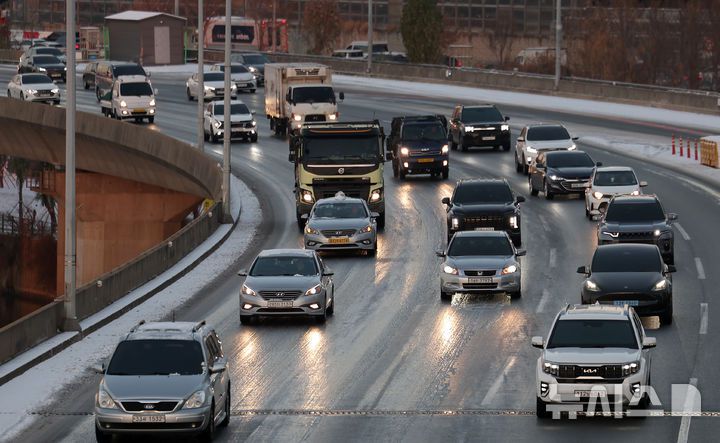 [서울=뉴시스] 김선웅 기자 = 5일 서울 강변북로에서 전날 내린 눈과 낮아진 기온으로 발생한 빙판으로 인해 차량이 서행하고 있다. 2025.12.05. mangusta@newsis.com