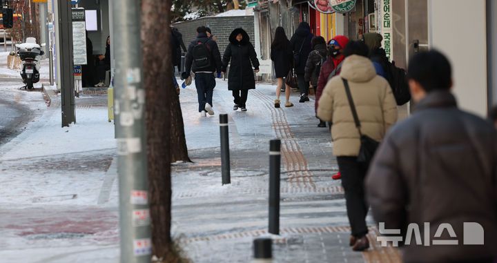 [서울=뉴시스] 권창회 기자 = 폭설 후 한파로 도로 곳곳이 얼어붙은 5일 오전 서울 중구 충무로역 인근에서 시민들이 빙판길을 조심히 걷고 있다. 2025.12.05. kch0523@newsis.com