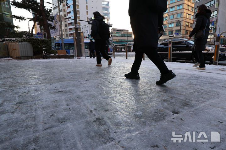 [서울=뉴시스] 권창회 기자 = 폭설 후 한파로 도로 곳곳이 얼어붙은 5일 오전 서울 중구 충무로역 인근에서 시민들이 빙판길을 조심히 걷고 있다. 2025.12.05. kch0523@newsis.com