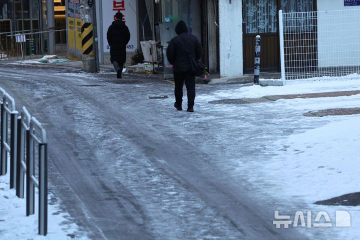 [서울=뉴시스] 권창회 기자 = 폭설 후 한파로 도로 곳곳이 얼어붙은 5일 오전 서울 중구 충무로역 인근에서 시민들이 빙판길을 조심히 걷고 있다. 2025.12.05. kch0523@newsis.com