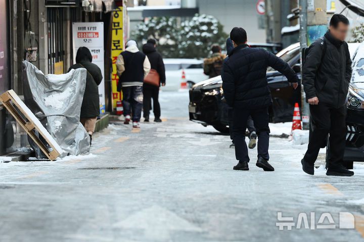 [서울=뉴시스] 권창회 기자 = 폭설 후 한파로 도로 곳곳이 얼어붙은 지난 5일 오전 서울 중구 충무로역 인근에서 시민들이 빙판길을 조심히 걷고 있다. 2025.12.05. kch0523@newsis.com