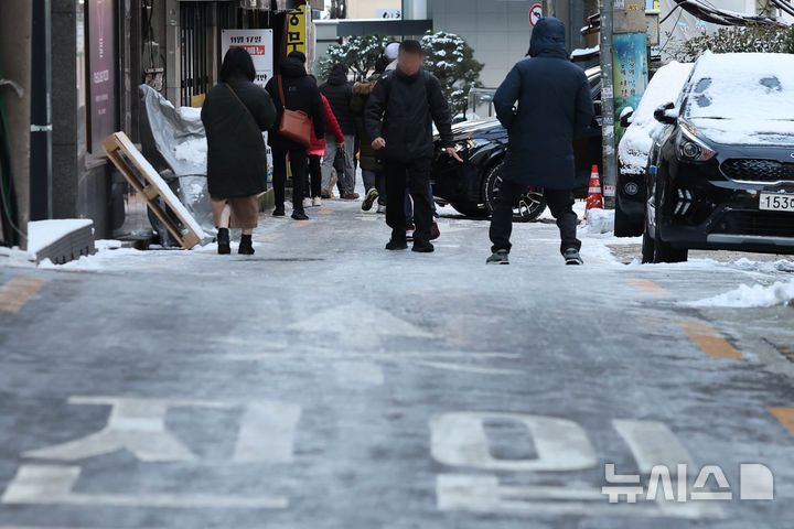 [서울=뉴시스] 권창회 기자 = 폭설 후 한파로 도로 곳곳이 얼어붙은 5일 오전 서울 중구 충무로역 인근에서 시민들이 빙판길을 조심히 걷고 있다. 2025.12.05. kch0523@newsis.com