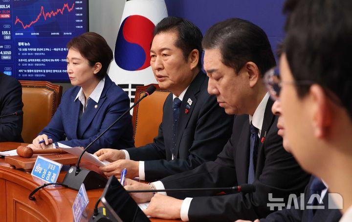 [서울=뉴시스] 조성봉 기자 = 정청래 더불어민주당 대표가 5일 오전 서울 여의도 국회에서 열린 최고위원회의에서 발언을 하고 있다. 2025.12.05. suncho21@newsis.com