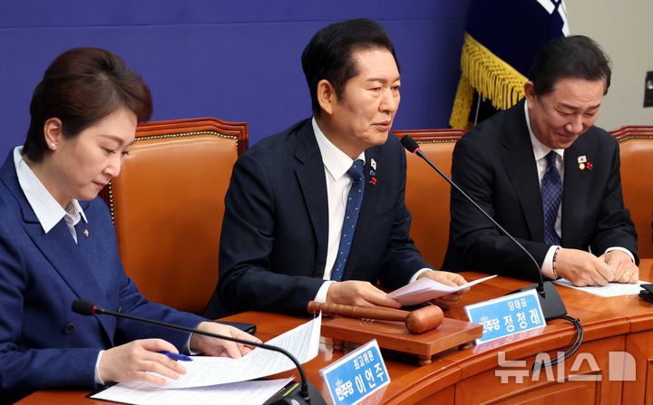 [서울=뉴시스] 조성봉 기자 = 정청래 더불어민주당 대표가 5일 오전 서울 여의도 국회에서 열린 최고위원회의에서 발언을 하고 있다. 2025.12.05. suncho21@newsis.com