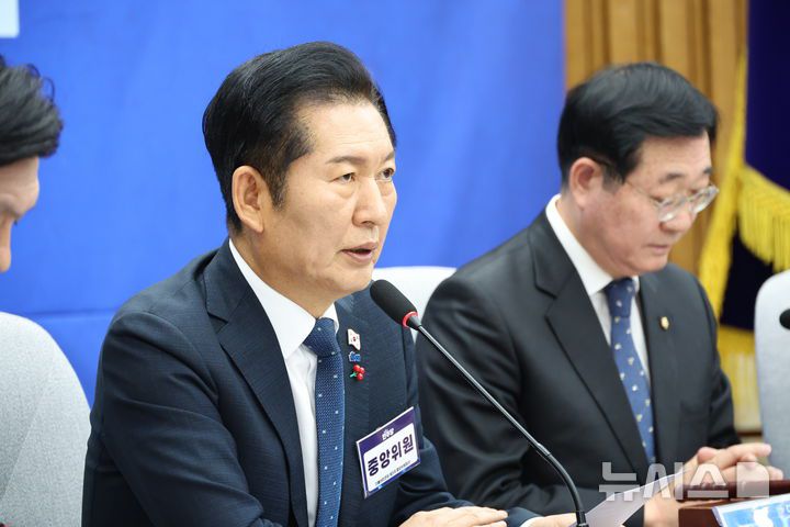 [서울=뉴시스] 김금보 기자 = 정청래 더불어민주당 대표가 5일 서울 여의도 국회에서 열린 제3차 중앙위원회의에서 발언을 하고 있다. 2025.12.05. kgb@newsis.com