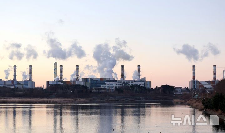 [인천=뉴시스] 전진환 기자 = 전국 대부분의 지역이 영하권의 날씨를 보인 5일 오전 인천 서구 서인천복합화력발전소 굴뚝에서 수증기가 뿜어져 나오고 있다.  2025.12.05. amin2@newsis.com