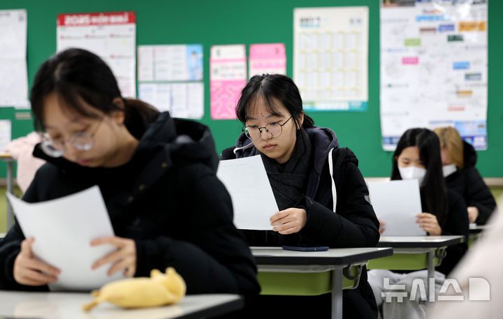 [대구=뉴시스] 이무열 기자 = 2026학년도 대학수학능력시험 성적표가 배부된 5일 대구 수성구 대구여자고등학교 3학년 교실에서 수험생들이 성적표를 살펴보고 있다. 2025.12.05. lmy@newsis.com