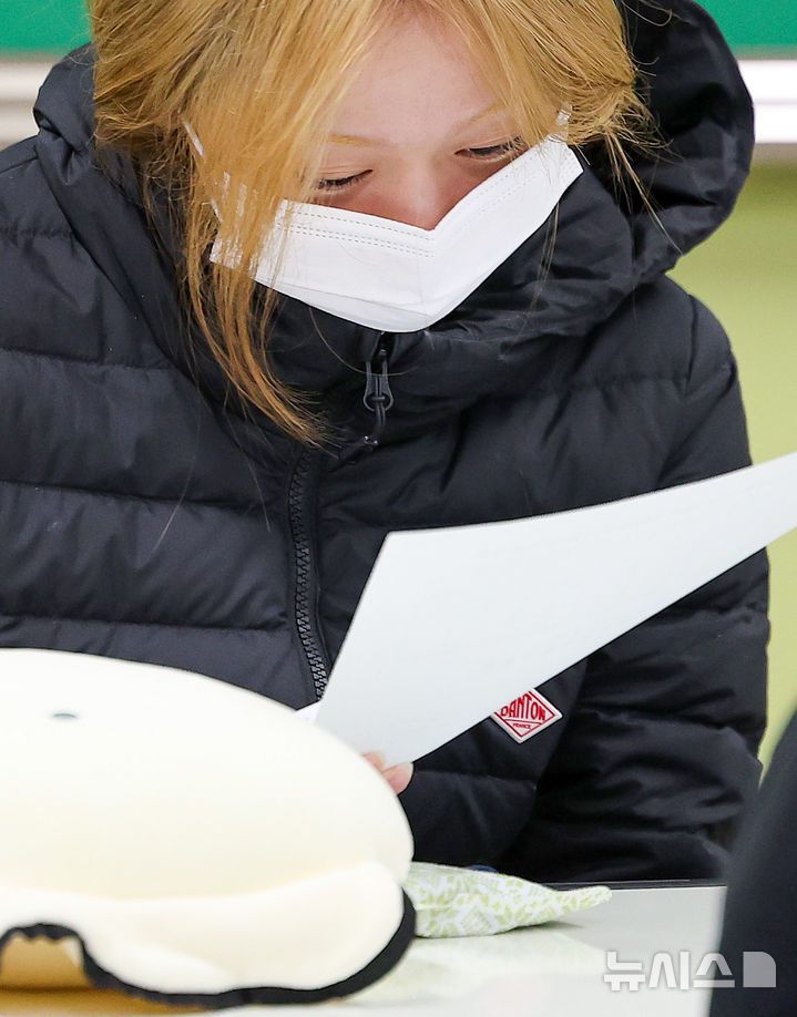 [대구=뉴시스] 이무열 기자 = 2026학년도 대학수학능력시험 성적표가 배부된 5일 대구 수성구 대구여자고등학교 3학년 교실에서 수험생들이 성적표를 살펴보고 있다. 2025.12.05. lmy@newsis.com