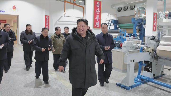 [서울=뉴시스] 북한 조선중앙TV는 김정은 북한 국무위원장이 지난 3일 준공을 앞둔 평안남도 신양·북창·은산군의 지방공업공장 건설현장을 찾았다고 5일 보도했다. (사진=조선중앙TV 캡쳐) 2025.12.05. photo@newsis.com *재판매 및 DB 금지
