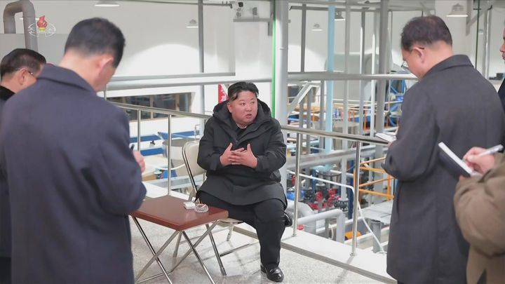 [서울=뉴시스] 북한 조선중앙TV는 김정은 북한 국무위원장이 지난 3일 준공을 앞둔 평안남도 신양·북창·은산군의 지방공업공장 건설현장을 찾았다고 5일 보도했다. (사진=조선중앙TV 캡쳐) 2025.12.05. photo@newsis.com *재판매 및 DB 금지