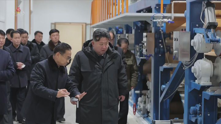 [서울=뉴시스] 북한 조선중앙TV는 김정은 북한 국무위원장이 지난 3일 준공을 앞둔 평안남도 신양·북창·은산군의 지방공업공장 건설현장을 찾았다고 5일 보도했다. (사진=조선중앙TV 캡쳐) 2025.12.05. photo@newsis.com *재판매 및 DB 금지