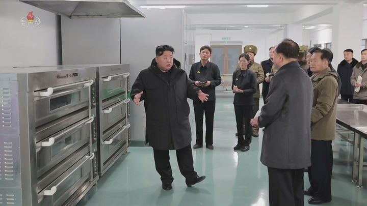 [서울=뉴시스] 북한 조선중앙TV는 김정은 북한 국무위원장이 지난 3일 준공을 앞둔 평안남도 신양·북창·은산군의 지방공업공장 건설현장을 찾았다고 5일 보도했다. (사진=조선중앙TV 캡쳐) 2025.12.05. photo@newsis.com *재판매 및 DB 금지