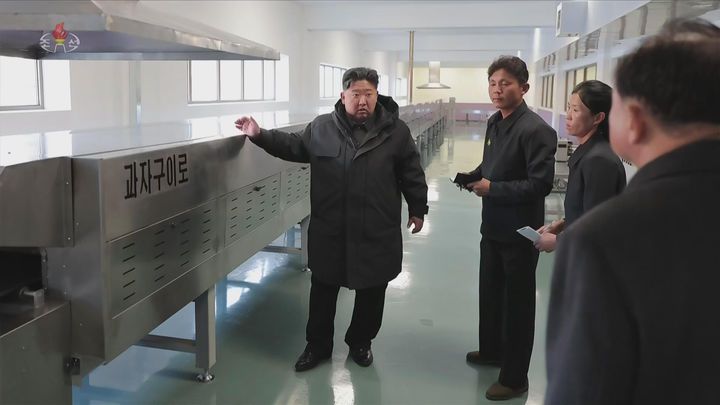 [서울=뉴시스] 북한 조선중앙TV는 김정은 북한 국무위원장이 지난 3일 준공을 앞둔 평안남도 신양·북창·은산군의 지방공업공장 건설현장을 찾았다고 5일 보도했다. (사진=조선중앙TV 캡쳐) 2025.12.05. photo@newsis.com *재판매 및 DB 금지