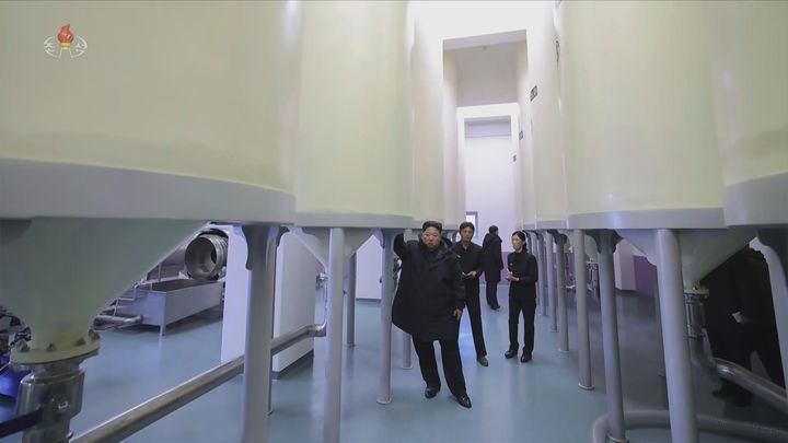 [서울=뉴시스] 북한 조선중앙TV는 김정은 북한 국무위원장이 지난 3일 준공을 앞둔 평안남도 신양·북창·은산군의 지방공업공장 건설현장을 찾았다고 5일 보도했다. (사진=조선중앙TV 캡쳐) 2025.12.05. photo@newsis.com *재판매 및 DB 금지