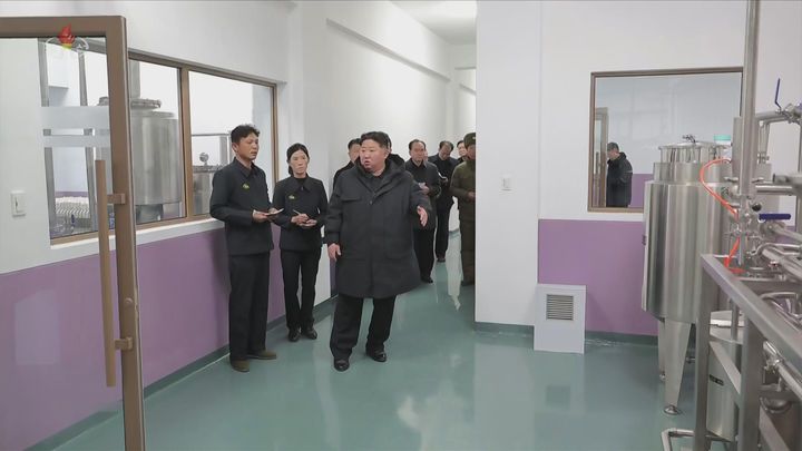 [서울=뉴시스] 북한 조선중앙TV는 김정은 북한 국무위원장이 지난 3일 준공을 앞둔 평안남도 신양·북창·은산군의 지방공업공장 건설현장을 찾았다고 5일 보도했다. (사진=조선중앙TV 캡쳐) 2025.12.05. photo@newsis.com *재판매 및 DB 금지