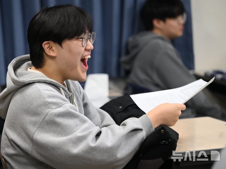 [광주=뉴시스] 이현행 기자 = 2026학년도 대학수학능력시험 성적표 배부일인 5일 오전 광주 서구 서석고등학교 교실에서 수험생이 성적표를 받고 환호하고 있다. 2025.12.05. lhh@newsis.com