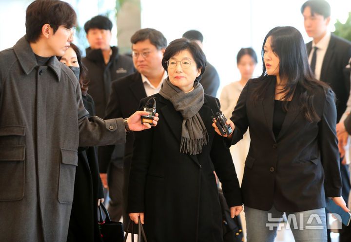 [서울=뉴시스] 김혜진 기자 = 김건희 여사에게 부정한 청탁과 함께 로저비비에 클러치백을 선물했다는 의혹을 받는 국민의힘 김기현 의원의 배우자 이모씨가 5일 서울 종로구 KT광화문빌딩 웨스트에 마련된 김건희 여사 관련 의혹을 수사하는 민중기 특별검사 사무실에 출석하고 있다.  2025.12.05. jini@newsis.com