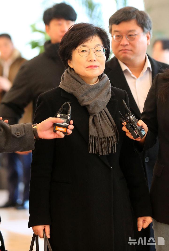 [서울=뉴시스] 김혜진 기자 = 김건희 여사에게 부정한 청탁과 함께 로저비비에 클러치백을 선물했다는 의혹을 받는 국민의힘 김기현 의원의 배우자 이모씨가 5일 서울 종로구 KT광화문빌딩 웨스트에 마련된 김건희 여사 관련 의혹을 수사하는 민중기 특별검사 사무실에 출석하고 있다.  2025.12.05. jini@newsis.com