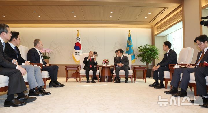 [서울=뉴시스] 고범준 기자 = 이재명 대통령이 5일 서울 용산 대통령실 청사에서 손정의 소프트뱅크그룹 회장을 접견하고 있다. 2025.12.05. bjko@newsis.com