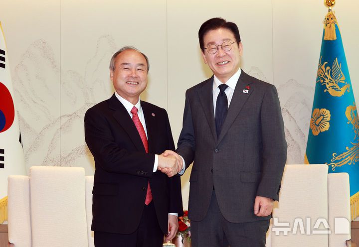 [서울=뉴시스] 고범준 기자 = 이재명 대통령이 5일 서울 용산 대통령실 청사에서 손정의 소프트뱅크그룹 회장 접견에 앞서 악수하고 있다. 2025.12.05. bjko@newsis.com