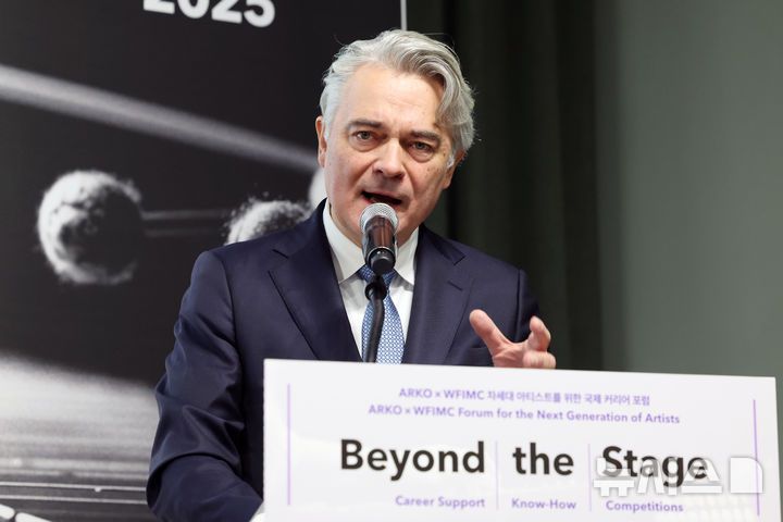 [서울=뉴시스] 박진희 기자 = 피터 폴 카인라드 국제콩쿠르세계연맹(WFIMC_World Federation of the International Music Competitions) 회장 겸 클랑포룸 빈 CEO가 5일 서울 종로구 예술가의집에서 한국문화예술위원회와 국제콩쿠르세계연맹이 공동으로 개최한 '비욘드 더 스테이지 2025: 차세대 아티스트를 위한 국제 커리어 포럼'에 참석하여 '오늘날의 예술적 정체성'을 주제로 기조연설을 하고 있다. 이번 포럼은 세계 클래식 음악계의 핵심 기관들이 한국에 최초로 집결하는 국제 커리어 개발 포럼이다. 2025.12.05. pak7130@newsis.com