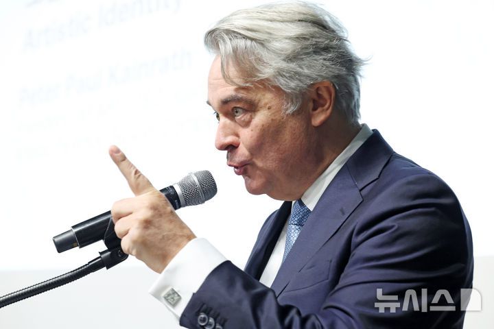 [서울=뉴시스] 박진희 기자 = 피터 폴 카인라드 국제콩쿠르세계연맹(WFIMC_World Federation of the International Music Competitions) 회장 겸 클랑포룸 빈 CEO가 5일 서울 종로구 예술가의집에서 한국문화예술위원회와 국제콩쿠르세계연맹이 공동으로 개최한 '비욘드 더 스테이지 2025: 차세대 아티스트를 위한 국제 커리어 포럼'에 참석하여 '오늘날의 예술적 정체성'을 주제로 기조연설을 하고 있다. 이번 포럼은 세계 클래식 음악계의 핵심 기관들이 한국에 최초로 집결하는 국제 커리어 개발 포럼이다. 2025.12.05. pak7130@newsis.com