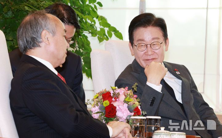 [서울=뉴시스] 고범준 기자 = 이재명 대통령이 5일 서울 용산 대통령실 청사에서 손정의 소프트뱅크그룹 회장 접견을 하며 손 회장 발언을 듣고 있다. 2025.12.05. bjko@newsis.com