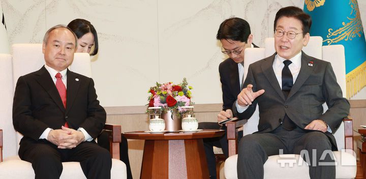 [서울=뉴시스] 고범준 기자 = 이재명 대통령이 5일 서울 용산 대통령실 청사에서 손정의 소프트뱅크그룹 회장 접견에 앞서 악수하고 있다. 2025.12.05. bjko@newsis.com