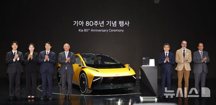 [용인=뉴시스] 권창회 기자 = 정의선 현대자동차그룹 회장, 송호성 기아 사장을 비롯한 참석자들이 5일 경기 용인시 기아 비전스퀘어에서 열린 기아 80주년 기념 행사에서 비전 메타 투리스모 앞에서 기념촬영을 하고 있다. 사진 왼쪽 세번째부터 이학영 국회 부의장, 정 회장, 송 사장, 카림 하비브 기아 글로벌 디자인 담당 부사장. 2025.12.05. kch0523@newsis.com