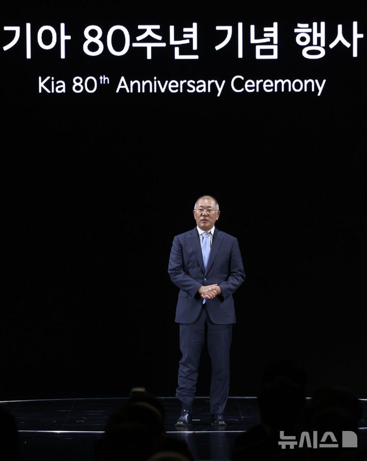 [용인=뉴시스] 권창회 기자 = 정의선 현대자동차그룹 회장이 5일 경기 용인시 기아 비전스퀘어에서 열린 기아 80주년 기념 행사에서 발언하고 있다. 2025.12.05. kch0523@newsis.com