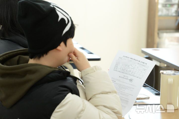 [울산=뉴시스] 배병수 기자 = 2026학년도 대학수학능력시험 성적표가 배부된 5일 울산 중구 다운고등학교에서 수험생들이 수능 성적표를 확인하고 있다.2025.12.05.bbs@newsis.com