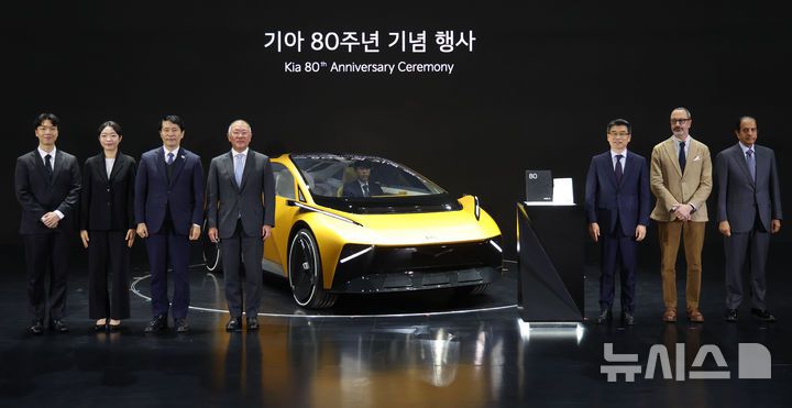 [용인=뉴시스] 권창회 기자 = 정의선 현대자동차그룹 회장, 송호성 기아 사장을 비롯한 참석자들이 5일 경기 용인시 기아 비전스퀘어에서 열린 기아 80주년 기념 행사에서 비전 메타 투리스모 앞에서 기념촬영을 하고 있다. 사진 왼쪽 세번째부터 이학영 국회 부의장, 정 회장, 송 사장, 카림 하비브 기아 글로벌 디자인 담당 부사장. 2025.12.05. kch0523@newsis.com
