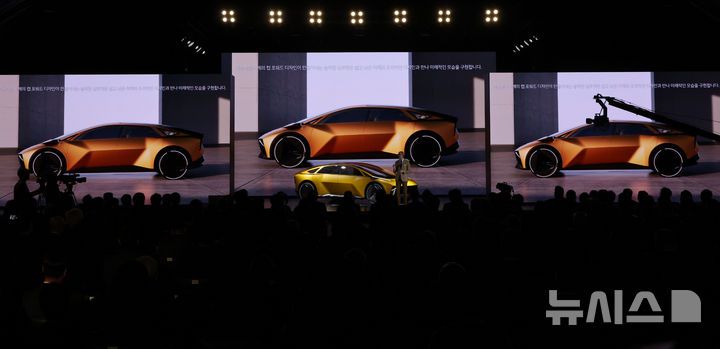 [용인=뉴시스] 권창회 기자 = 카림 하비브 기아 글로벌디자인 담당 부사장이 5일 경기 용인시 기아 비전스퀘어에서 열린 기아 80주년 기념 행사에서 기아의 신차 비젼 메타 투리스모 컨셉트카에 대해 설명하고 있다. 2025.12.05. kch0523@newsis.com