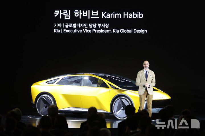 [용인=뉴시스] 권창회 기자 = 카림 하비브 기아 글로벌디자인 담당 부사장이 5일 경기 용인시 기아 비전스퀘어에서 열린 기아 80주년 기념 행사에서 기아의 신차 비젼 메타 투리스모 컨셉트카에 대해 설명하고 있다. 2025.12.05. kch0523@newsis.com