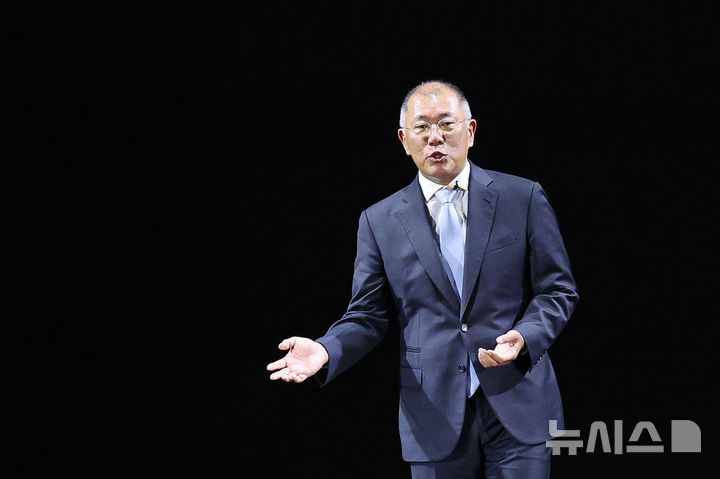 [용인=뉴시스] 권창회 기자 = 정의선 현대차그룹 회장이 5일 경기 용인시 기아 비전스퀘어에서 열린 기아 80주년 기념 행사에서 발언하고 있다. 2025.12.05. kch0523@newsis.com