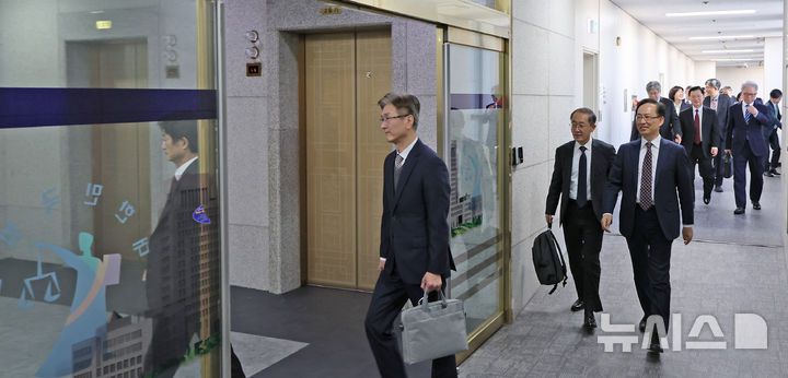 [서울=뉴시스] 김선웅 기자 = 전국의 각급 법원장들이 5일 서울 서초구 대법원에서 열린 전국법원장회의에 참석하고 있다. (공동취재) 2025.12.05. photo@newsis.com