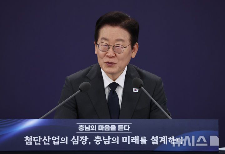 [천안=뉴시스] 고범준 기자 = 이재명 대통령이 5일 충남 천안시 한국기술교육대학교에서 열린 '충남의 마음을 듣다' 타운홀미팅에서 발언하고 있다. (대통령실통신사진기자단) 2025.12.05. bjko@newsis.com