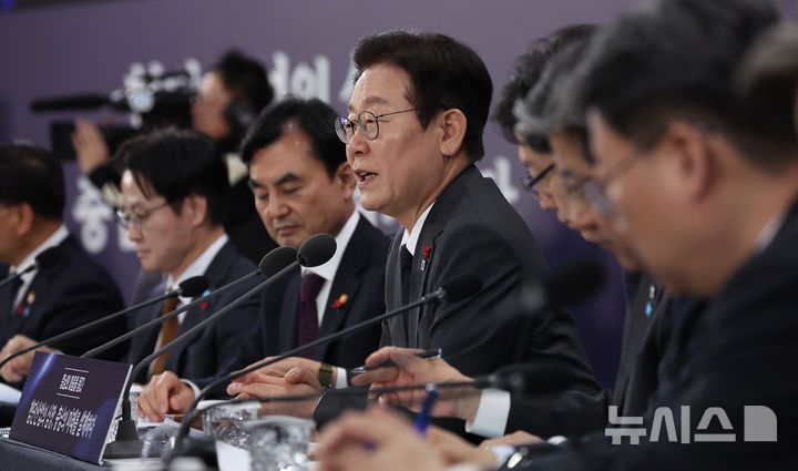 [천안=뉴시스] 고범준 기자 = 이재명 대통령이 5일 충남 천안시 한국기술교육대학교에서 열린 '충남의 마음을 듣다' 타운홀미팅에서 발언하고 있다. (대통령실통신사진기자단) 2025.12.05. bjko@newsis.com