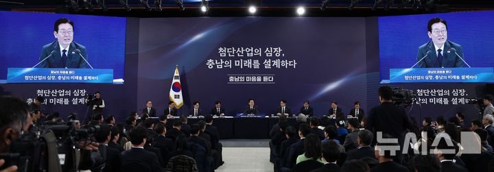 [천안=뉴시스] 고범준 기자 = 이재명 대통령이 5일 충남 천안시 한국기술교육대학교에서 열린 '충남의 마음을 듣다' 타운홀미팅에서 발언하고 있다. (대통령실통신사진기자단) 2025.12.05. bjko@newsis.com
