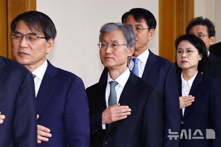 [서울=뉴시스] 김선웅 기자 = 조희대 대법원장이 5일 서울 서초구 대법원에서 열린 전국법원장회의에서 국민의례를 하고 있다. (공동취재) 2025.12.05. photo@newsis.com