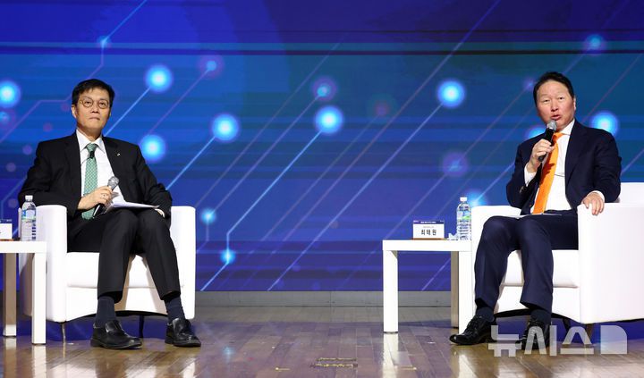 [서울=뉴시스] 이영환 기자 = 최태원 대한상공회의소 회장과 이창용 한국은행 총재가 5일 오후 서울 중구 대한상공회의소 국제회의장에서 열린 제4회 한국은행-대한상공회의소 공동 세미나 'AI기반의 성장과 혁신'에 참석해 이창용 한국은행 총재와 특별대담을 하고 있다. 2025.12.05. 20hwan@newsis.com