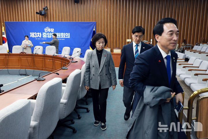 [서울=뉴시스] 고승민 기자 = 더불어민주당 송옥주 중앙위원회 부의장과 이해식 전략기획위원장 등 의원들이 5일 서울 여의도 국회에서 '1인 1표제' 당헌 개정안 온라인 찬반 투표 결과를 발표한 뒤 회의장을 나서고 있다. 2025.12.05. kkssmm99@newsis.com