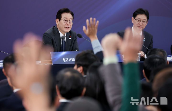 [천안=뉴시스] 고범준 기자 = 이재명 대통령이 5일 충남 천안시 한국기술교육대학교에서 열린 '충남의 마음을 듣다' 타운홀미팅에서 참석자들의 질문을 받고 있다. (대통령실통신사진기자단) 2025.12.05. bjko@newsis.com