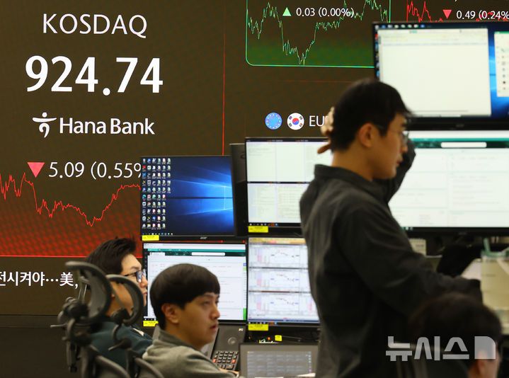[서울=뉴시스] 박주성 기자 = 지난 5일 오후 서울 중구 하나은행 딜링룸에서 딜러들이 업무를 하고 있다.코스닥 지수는 전 거래일(929.83)보다 5.09포인트(0.55%) 하락한 924.74에 거래를 종료했다. 2025.12.05. park7691@newsis.com