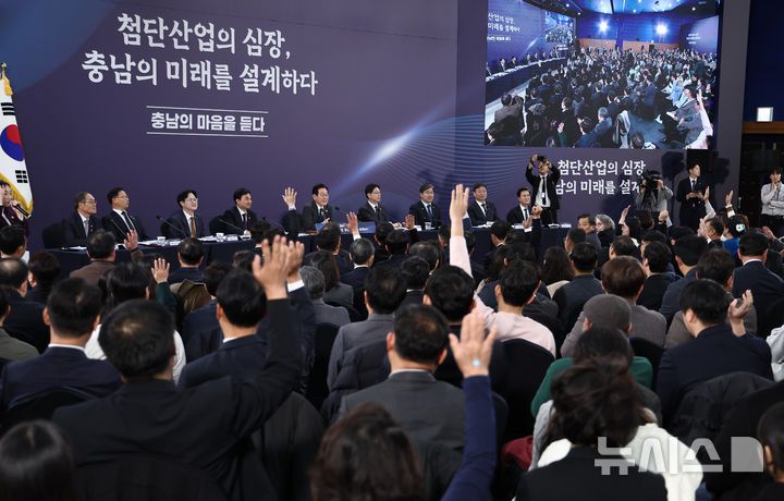 [천안=뉴시스] 고범준 기자 = 이재명 대통령이 5일 충남 천안시 한국기술교육대학교에서 열린 '충남의 마음을 듣다' 타운홀미팅에서 충남·대전 통합 관련 참석자들의 의견을 거수로 확인하고 있다. (대통령실통신사진기자단) 2025.12.05. bjko@newsis.com