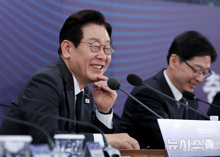 [천안=뉴시스] 고범준 기자 = 이재명 대통령이 5일 충남 천안시 한국기술교육대학교에서 열린 '충남의 마음을 듣다' 타운홀미팅에서 마무리 발언하고 있다. (대통령실통신사진기자단) 2025.12.05. bjko@newsis.com