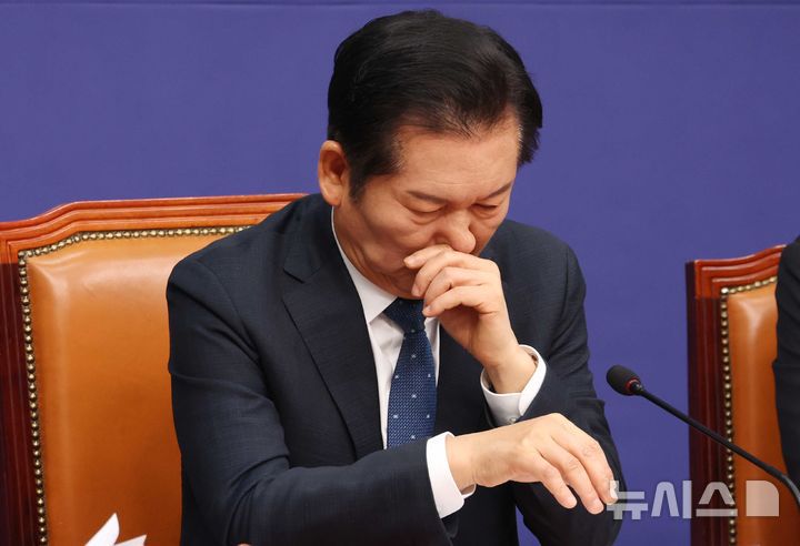 [서울=뉴시스] 조성봉 기자 = 정청래 더불어민주당 대표가 5일 서울 여의도 국회에서 열린 최고위원회의에서 잠시 생각에 잠겨있다. 2025.12.05. suncho21@newsis.com