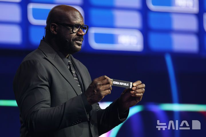[워싱턴=AP/뉴시스]미국 프로농구(NBA) 선수 출신 샤킬 오닐이 5일(현지 시간) 미국 워싱턴DC 케네디센터에서 개최된 2026 국제축구연맹(FIFA) 북중미월드컵 조 추첨식에서 포트2 A그룹 편성국으로 한국을 뽑아들고 있다. 2025.12.06.