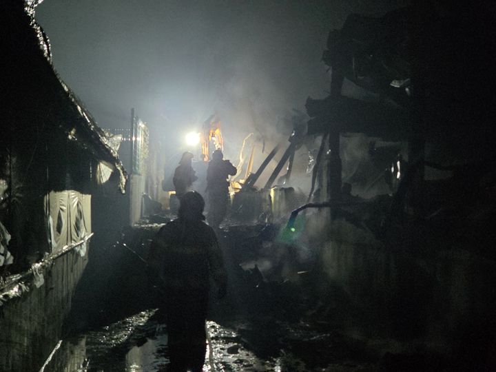 [논산=뉴시스] 6일 오전 2시28분께 충남 논산시 노성면 구암리 돼지농장에서 불이 나 현장에 출동한 소방대원이 진압 후 화재 원인 조사를 하고 있다. (사진=논산소방서 제공) 2025.12.06. photo@newsis.com *재판매 및 DB 금지