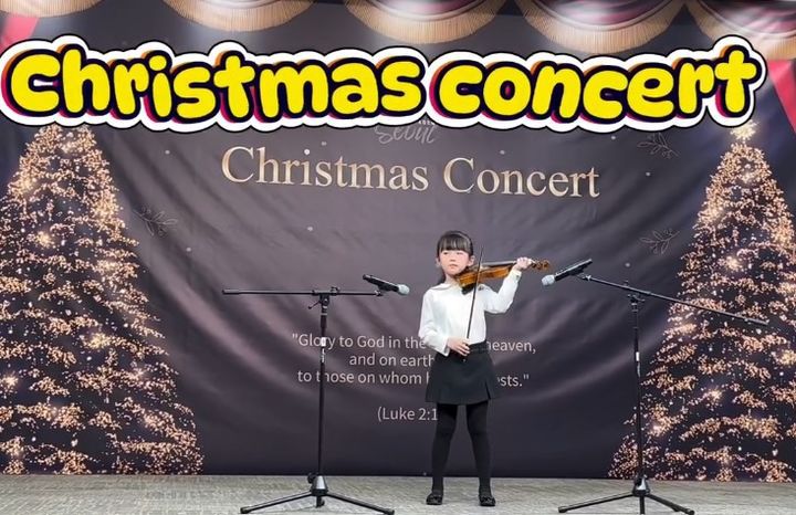 [서울=뉴시스] 배우 정준호·아나운서 출신 방송인 이하정 부부의 딸 유담 양이 학교 크리스마스 콘서트에서 바이올린 연주 실력을 뽐냈다. (사진=이하정 인스타그램 캡처) 2025.12.06. photo@newsis.com *재판매 및 DB 금지